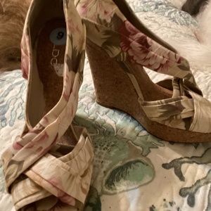 White platform floral shoes